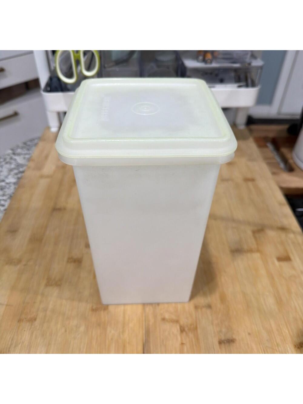 VTG Tupperware #1314 Saltine Cracker Keeper with #1315 Lid / Seal *